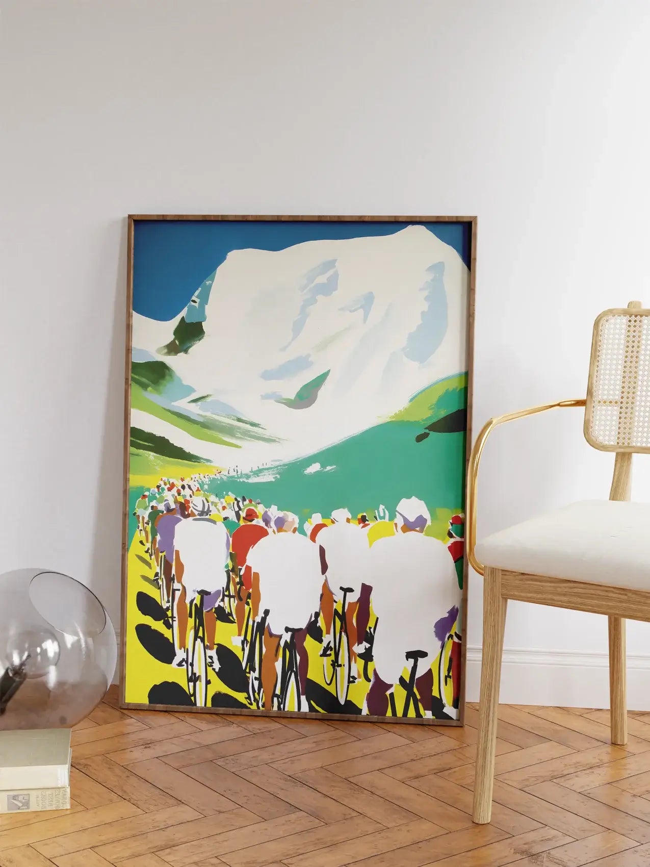 Mockup daffiche cyclisme mis en scène dans un intérieur moderne