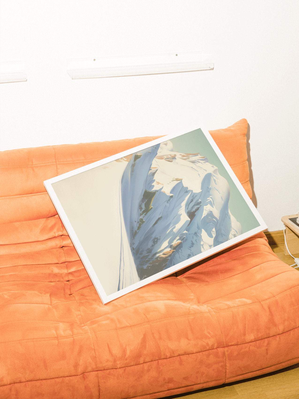 Mockup d’affiche illustrée du Mont Blanc – poster déco montagne dans un intérieur moderne