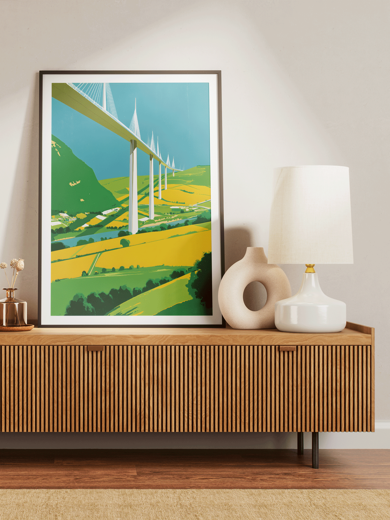 Mockup d’affiche du Viaduc de Millau – poster déco architecture sur fond gris dans un intérieur moderne